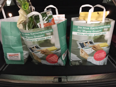 Tragtaschen im Design und Botschaft (Vielfalt) der Migros-Gruppe Arbeitswelt mit Breitenwirkung nach aussen an einem wichtigen Touchpoint (POS). Tragtaschen im Design und Botschaft (Vielfalt) der Migros-Gruppe Arbeitswelt mit Breitenwirkung nach aussen an einem wichtigen Touchpoint (POS).